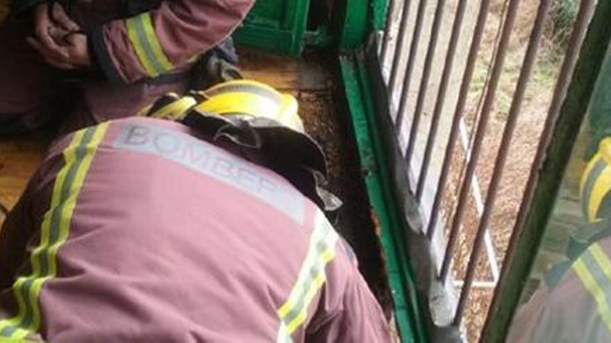 Un llamp que va caure en una biga fa dies provoca un incendi a Puigcerdà