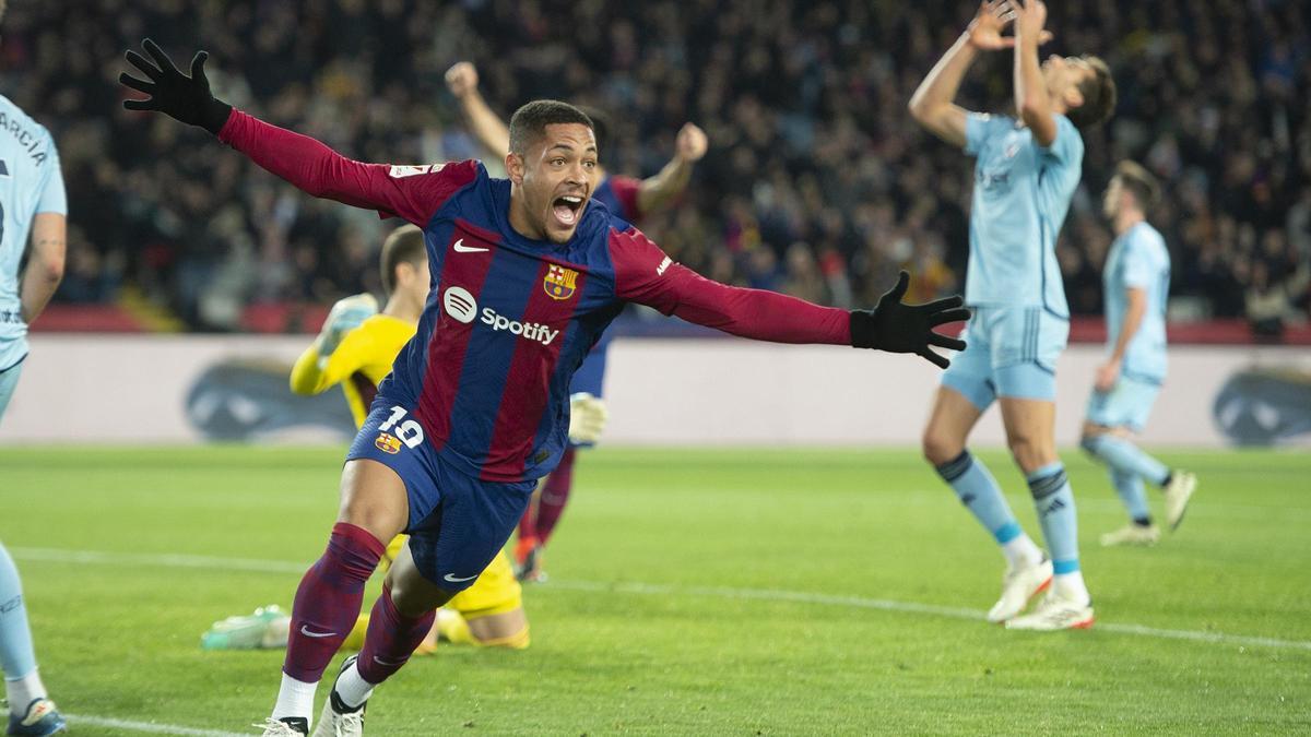 Vitor Roque celebra su gol a Osasuna en Montjuïc.