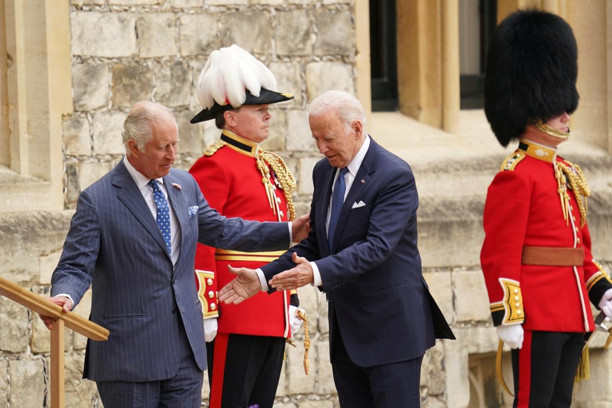 El presidente de los Estados Unidos, Joe Biden, es recibido por el rey Carlos III de Gran Bretaña durante una ceremonia de bienvenida en el Castillo de Windsor