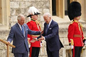 El presidente de los Estados Unidos, Joe Biden, es recibido por el rey Carlos III de Gran Bretaña durante una ceremonia de bienvenida en el Castillo de Windsor