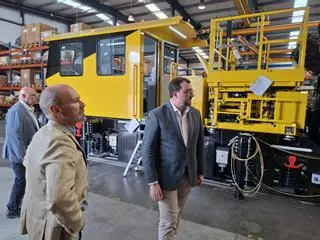 En imágenes: El presidente del Principado visita Uromac Systems y Monra Forestal, dos empresas punteras en el polígono de Barres
