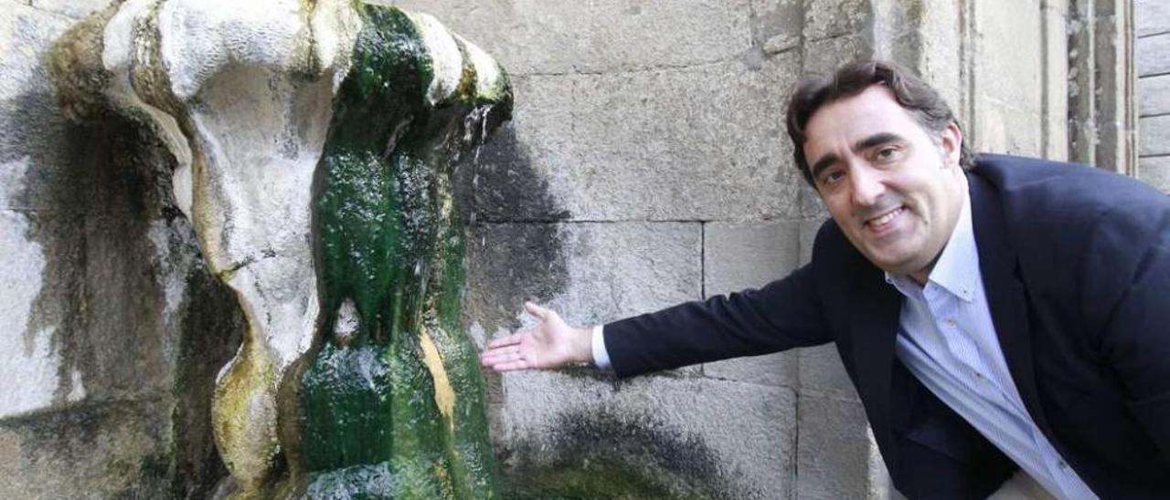 El concejal de Termalismo y Turismo, Jorge Pumar en las Burgas de Ourense. // Jesús Regal