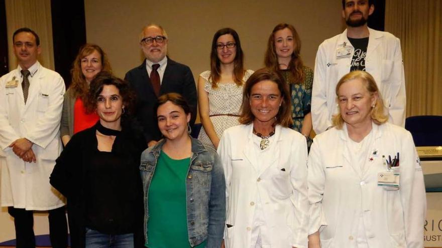 Foto de familia de los premiados, ayer, en el salón de actos del Hospital San Agustín.