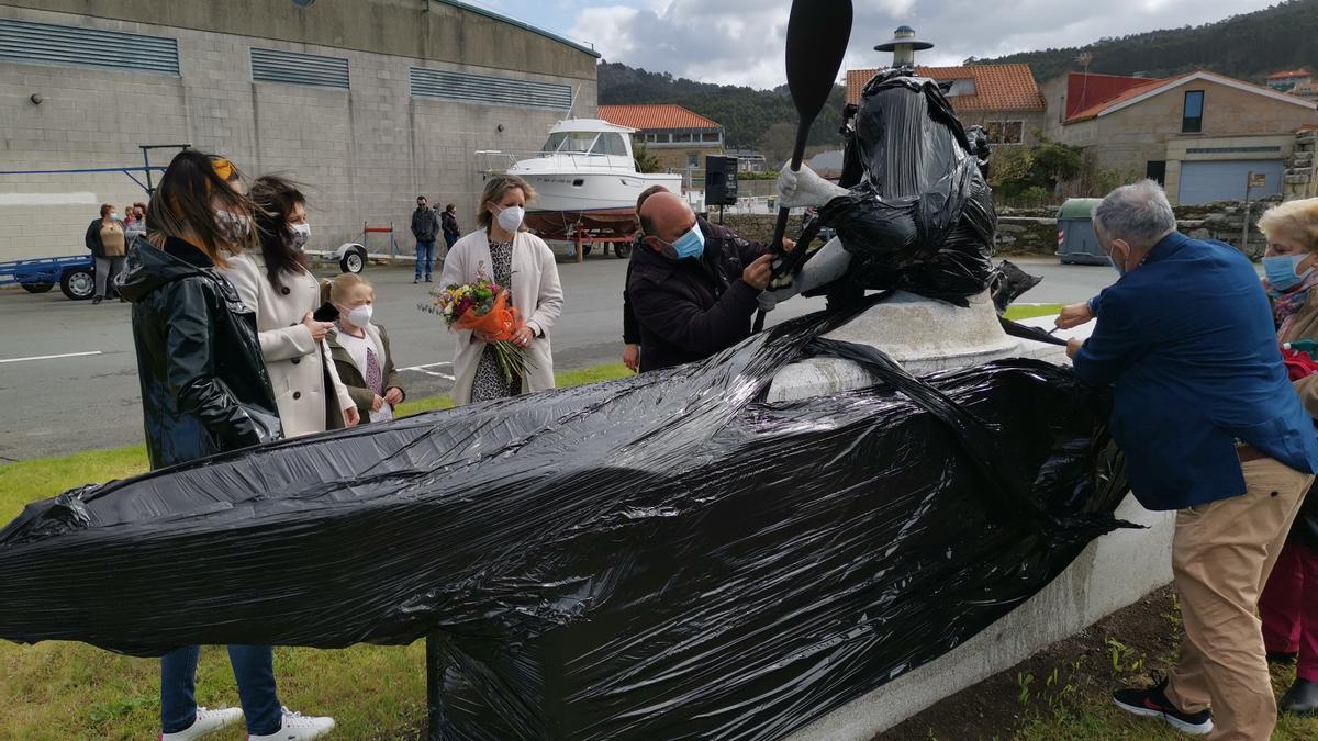 Momento en el que se procedió al descubrimiento de la estatua.