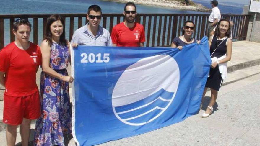 La bandera azul desplegada ayer en la playa de O Santo. // Santos Álvarez