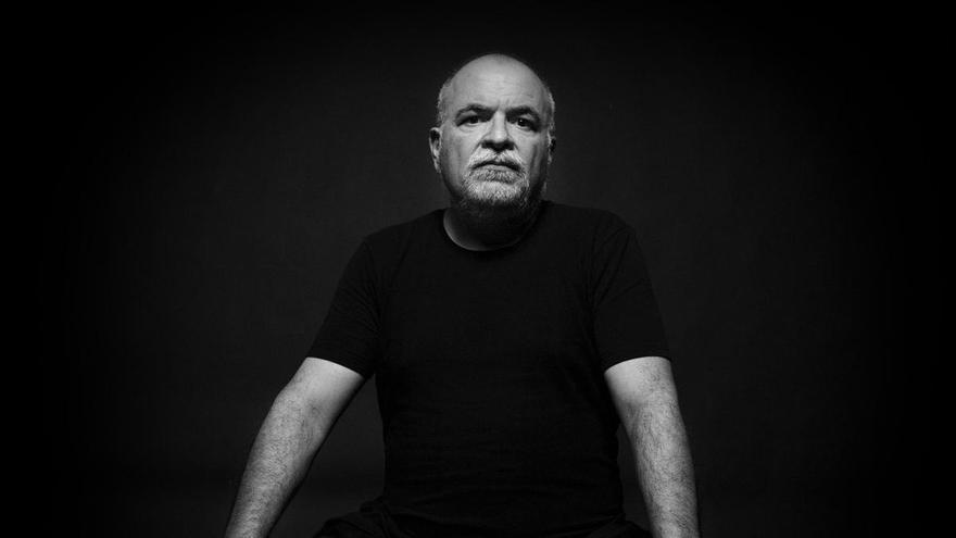 Orlando Britto muestra su trabajo poético junto al músico Robert Navarro en Cantabria