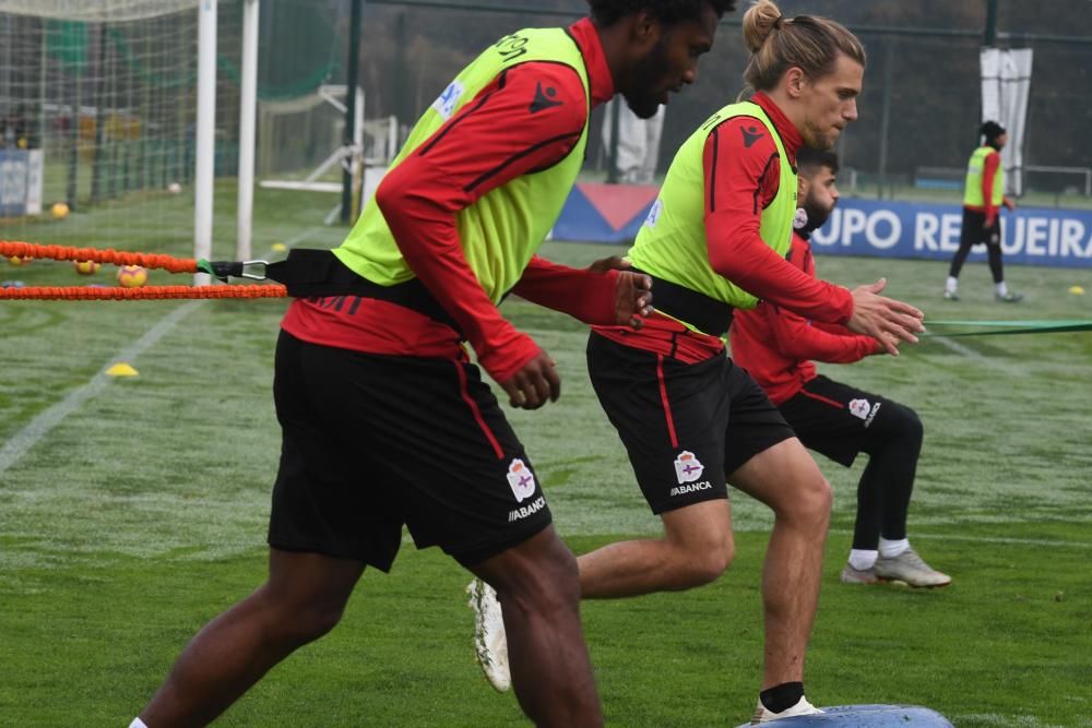 Natxo González dirigió un entrenamiento dividido en dos grupos para reforzar defensa y ataque. Los jugadores regresan mañana a Abegondo.