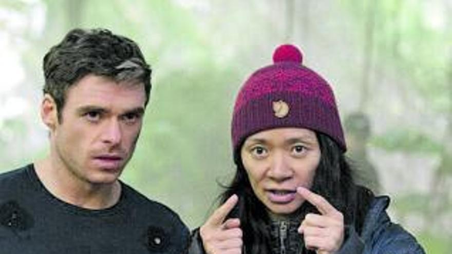 Chloé Zhao y Richard Madden  en el rodaje de ‘Eternals’.