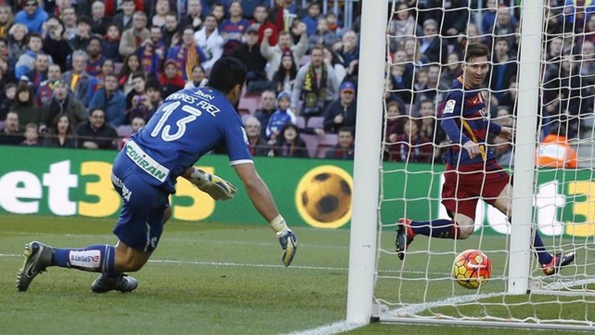 Messi marca el 2-0 al Granada tras recibir la asistencia de Suárez.