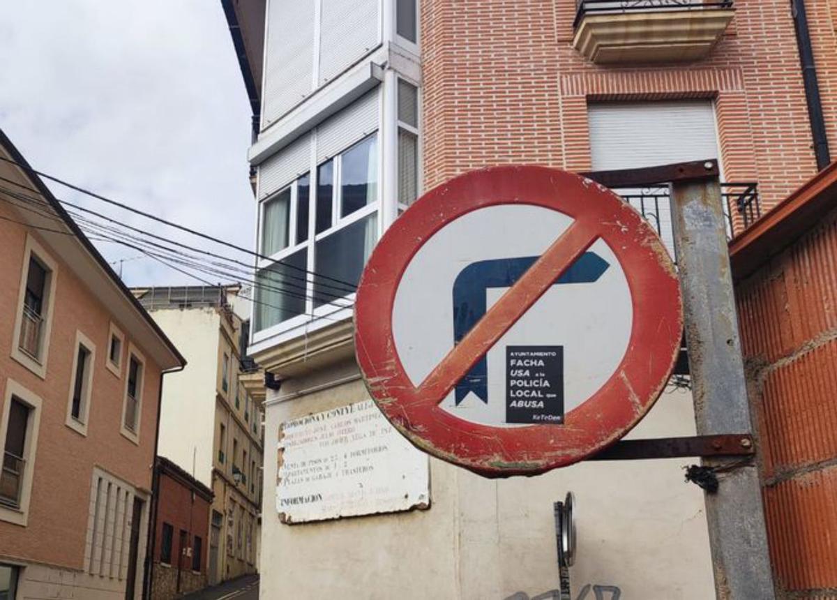 Pegatinas contra el Ayuntamiento y la Policía