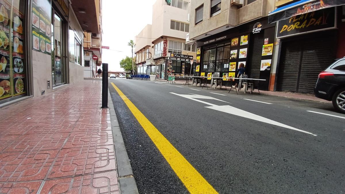 Reordenación de la calle Ramón y Cajal en el centro de Torrevieja que ha suprimido terrazas y aparcamientos para facilitar el tráfico y la accesibilidad
