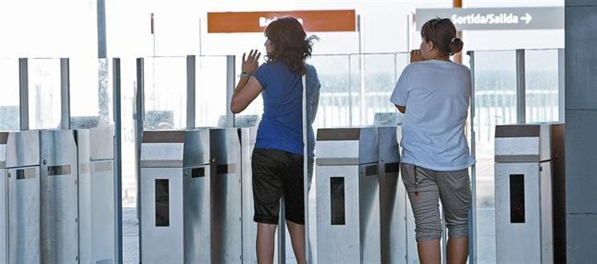 Dues noies es colen, ahir, a l’estació de Badalona de Rodalies. Dues noies es colen, ahir, a l’estació de Badalona de Rodalies.