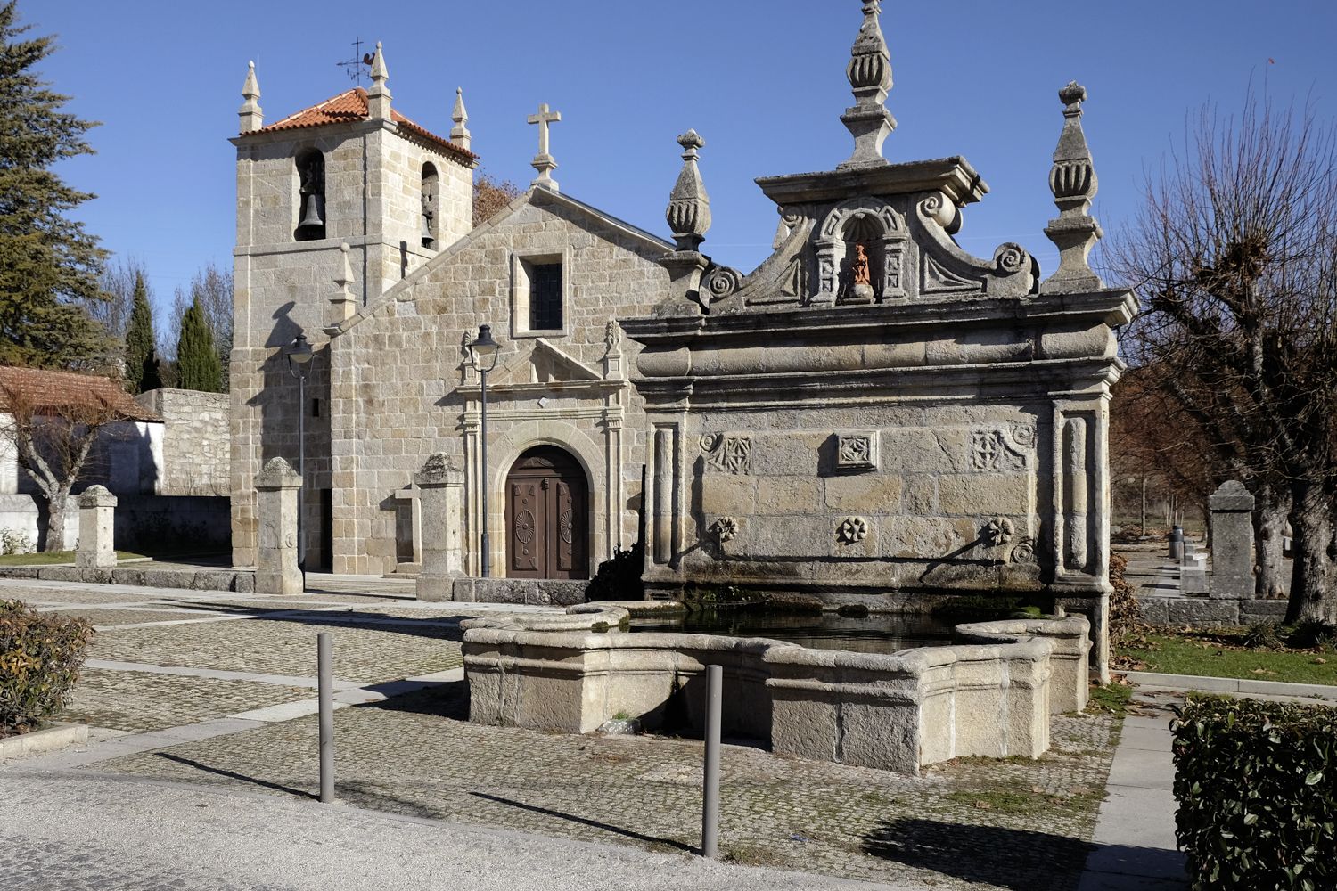 Iglesia Matriz y fuente en Moimenta da Beira.