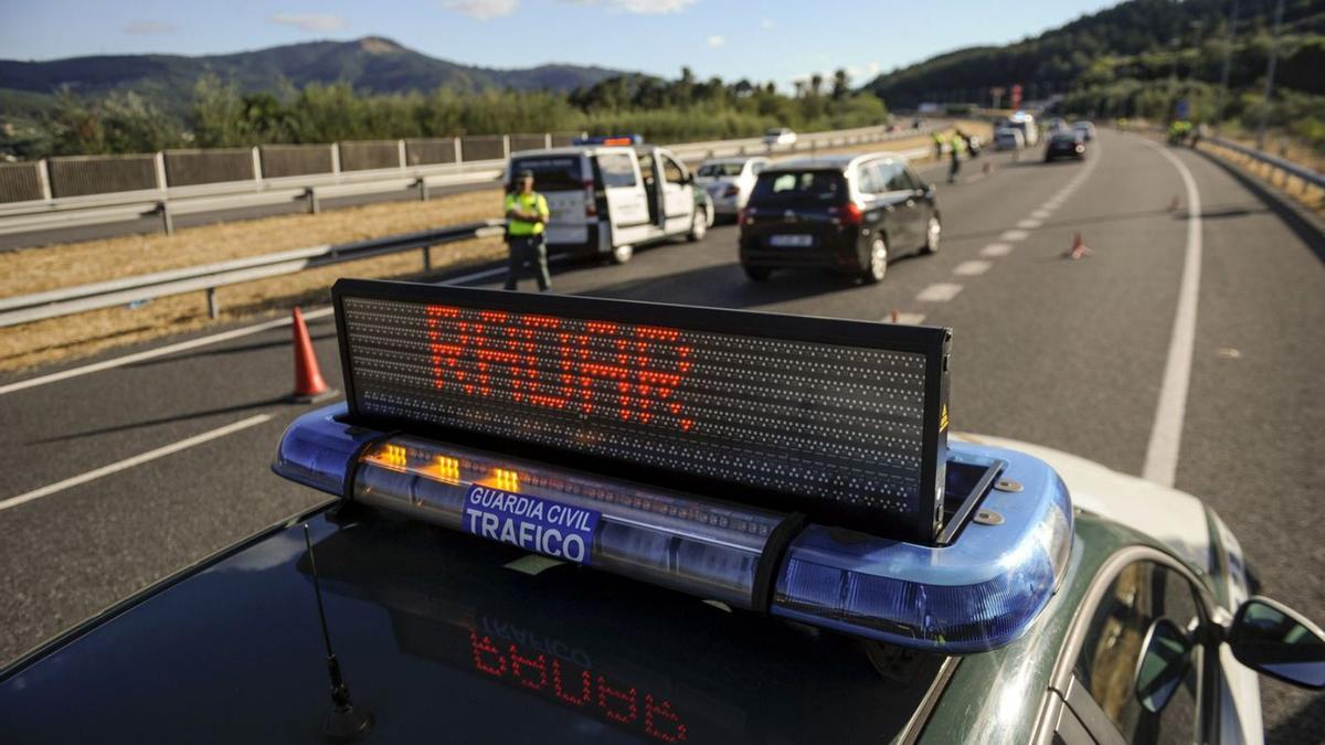 Control de velocidad con un radar de la Guardia Civil en la A-52. |   // BRAIS LORENZO