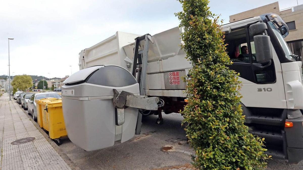 Un camión municipal de la recogida de basura en Sabarís.