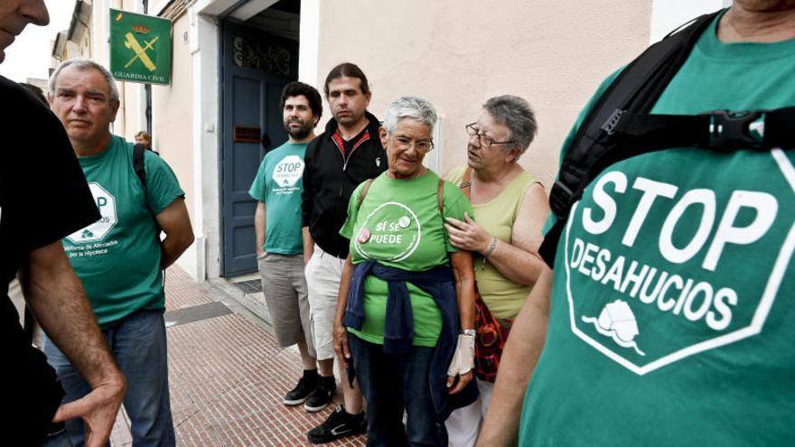 Varias personas tratan de parar un desahucio.