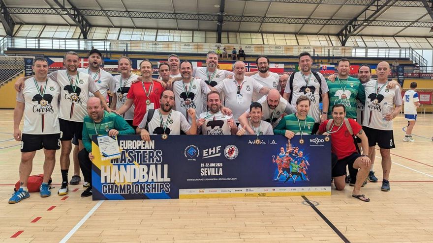 El Balonmán Lalín Veteranos posa tras finalizar su actuación en el Europeo de Sevilla.