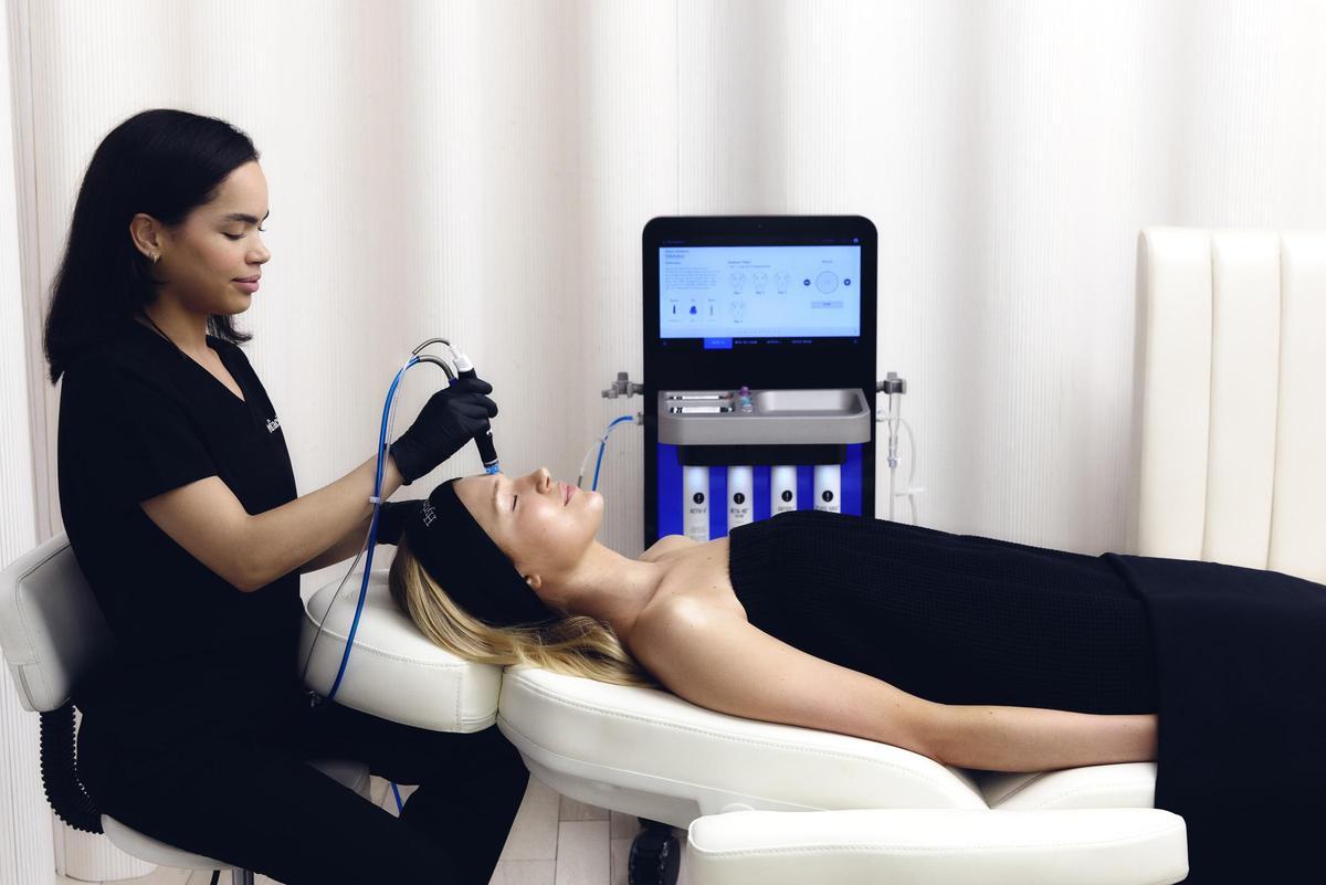 El tratamiento de Hydrafacial &amp; Foreo para cuello y escote