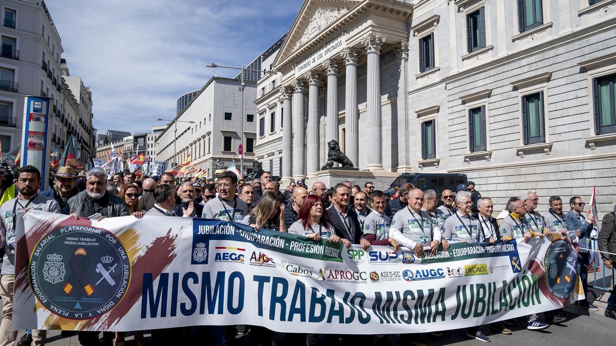 Manifestación en el Congreso de policías y guardias civiles.