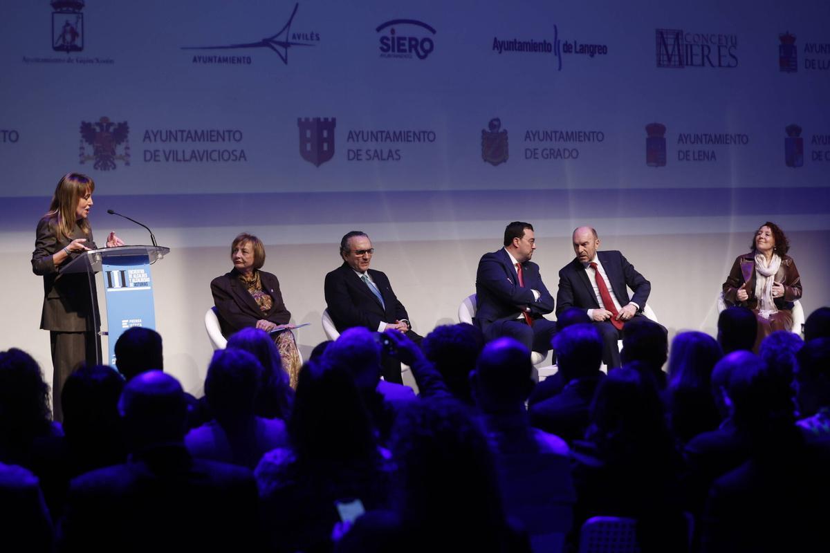 Amor Domínguez, presentadora del evento, abre el III Encuentro de alcaldes y alcaldesas de Asturias. Amor Domínguez, presentadora del evento, abre el III Encuentro de alcaldes y alcaldesas de Asturias.