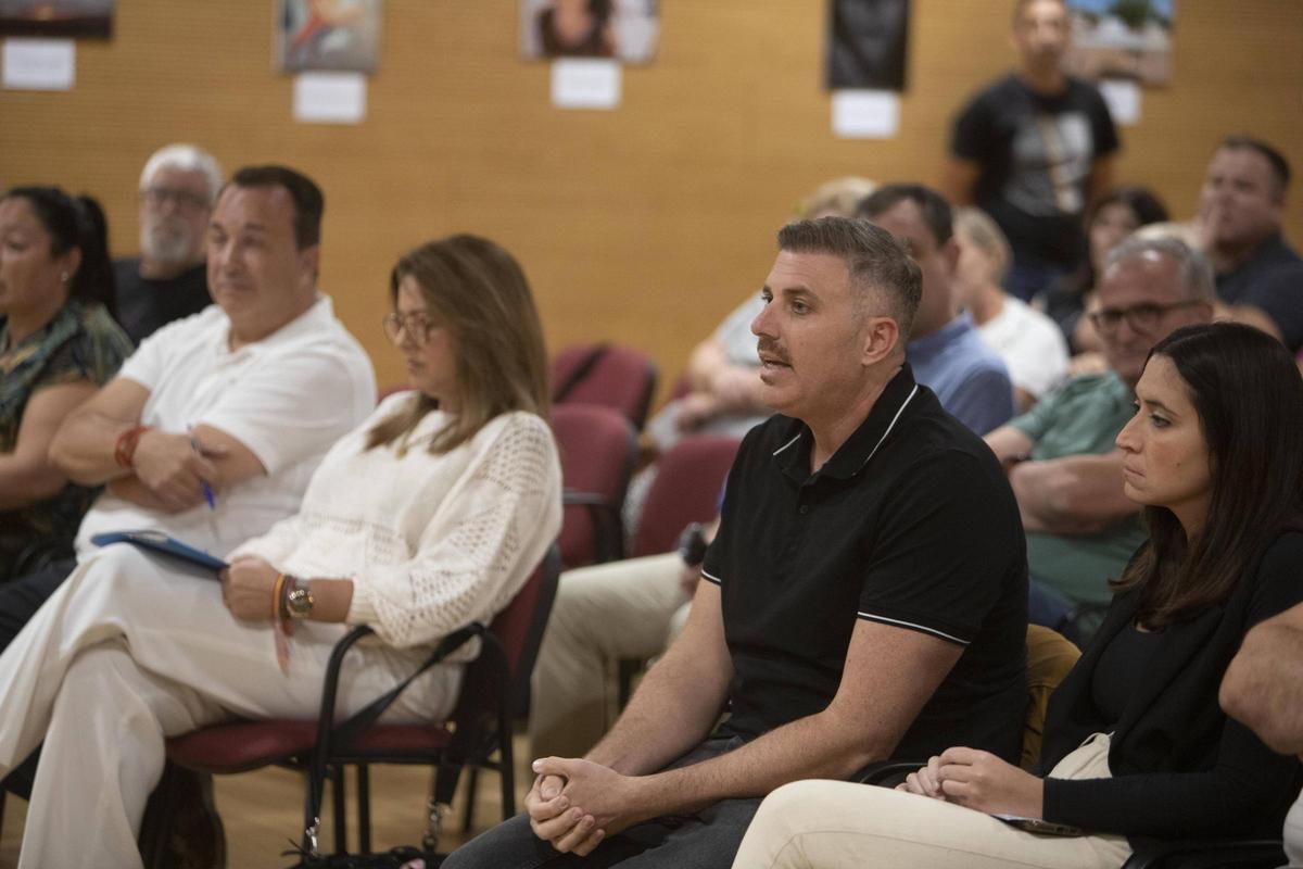 Vicent Codoñer y Pilar Sala (PP), a la izquierda, y Jordi Mayor (PSOE), a la derecha, en el pleno celebrado en Favara.