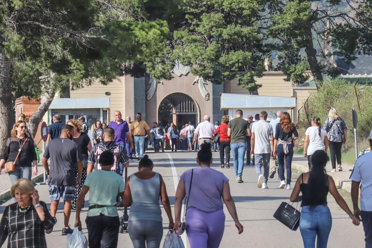 Acceso al cementerio de Orihuela en el día de Todos los Santos 2022 Acceso al cementerio de Orihuela en el día de Todos los Santos 2022