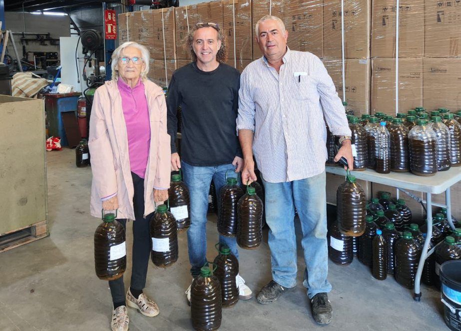L’Ajuntament entrega 45 litres d’oli serverí a Son Servera Solidari. | AJ.