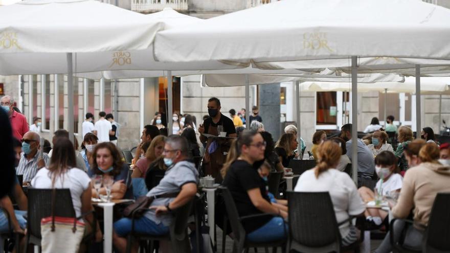 Clientes en la terraza de un bar.