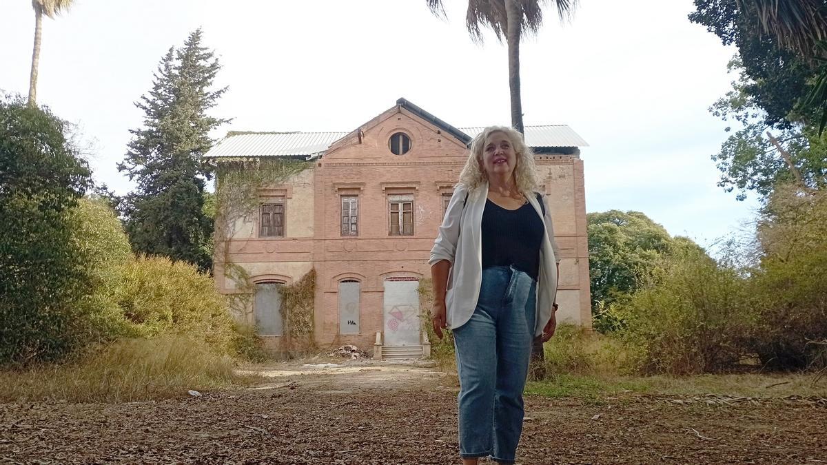 Remedios Ramos, ayer, delante de la casa principal de la Hacienda Santa Tecla.