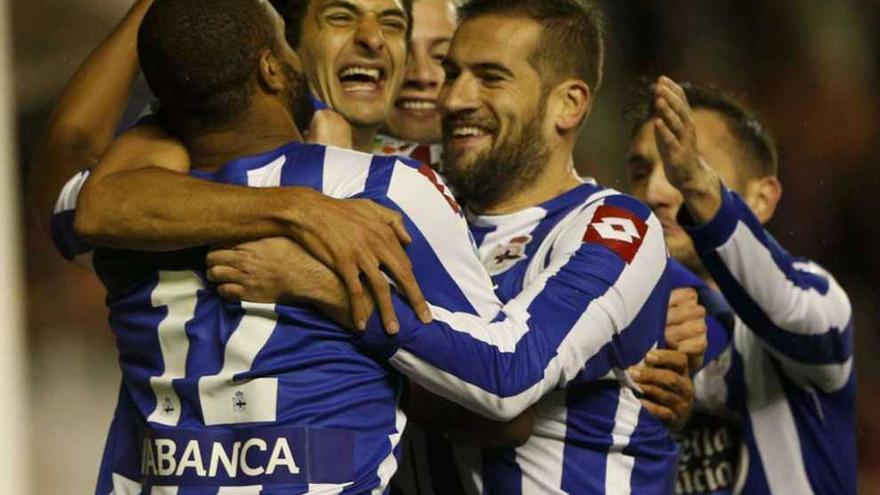 Celso Borges celebra con sus compañeros el primero de los goles que logró ayer en Vallecas. lof