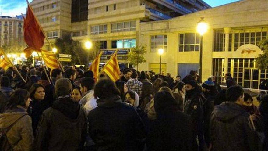 Protesta por &quot;una universidad pública, de calidad y en valenciano&quot; frente a la sede del PP en Valencia