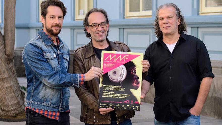 De izquierda a derecha: Víctor Ordóñez, Luis Miranda y Junior Melo, ayer, con el cartel del Festival.