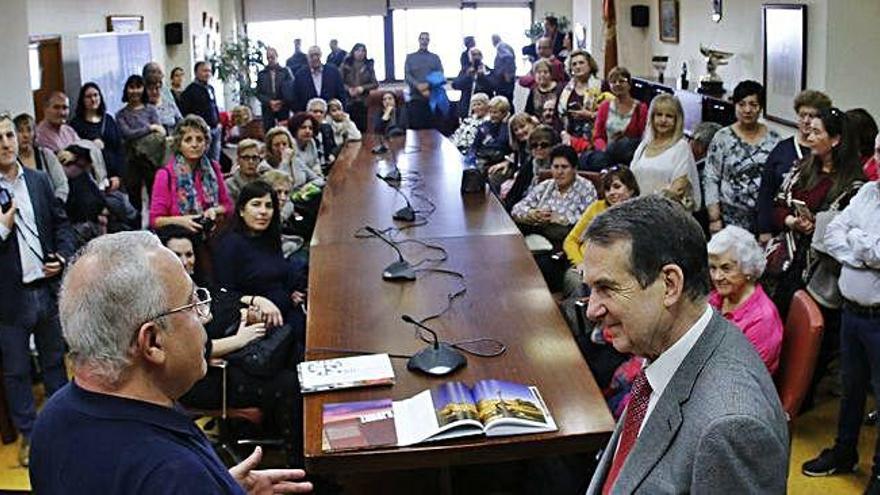 Arriba. Luis Rodrigo, con Abel Caballero en un momento de la recepción. A la izquierda, foto de familia los zamoranos, en la que aparece Carlos Hernández (derecha) .