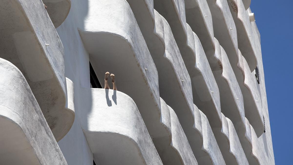 Ein &quot;Gast&quot; im Corona-Hotel Palma Bellver legt auf einem der Balkone die Füße hoch.