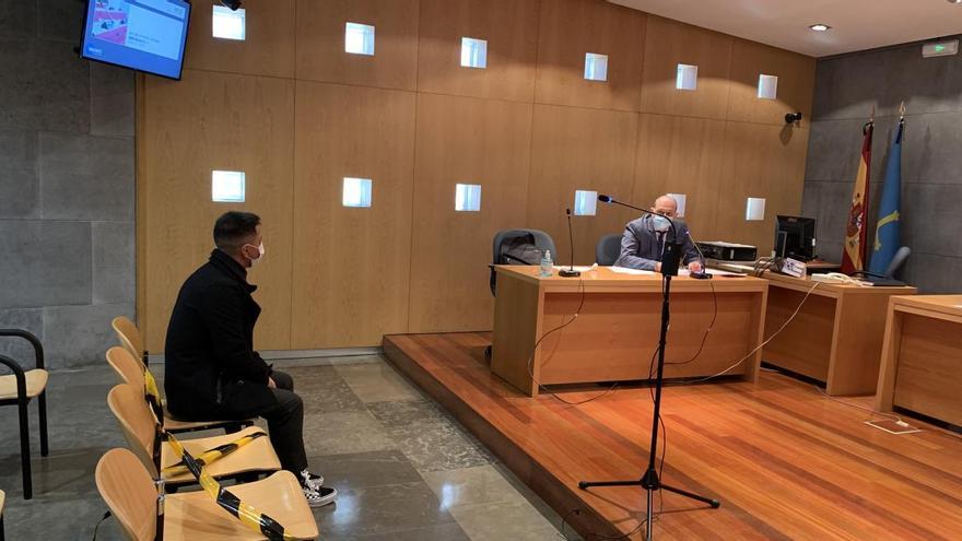 El presunto acosador, D. D. L. P., junto a su letrado, Manuel Alonso Niño, durante el juicio celebrado esta mañana.