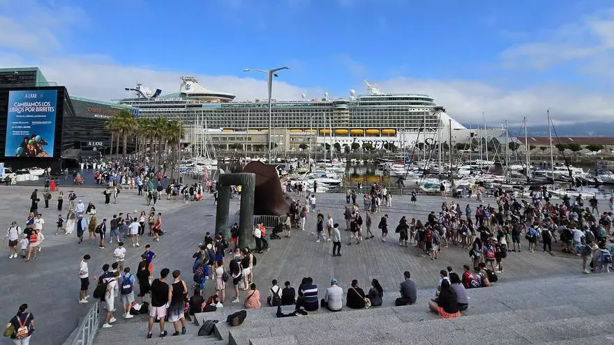 El colosal «Liberty of the Seas» arriba a Vigo con 4.000 británicos