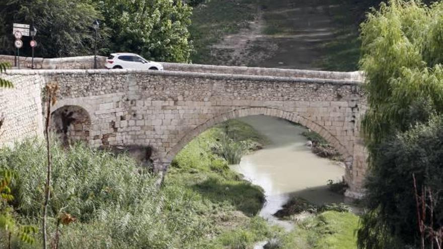 Ontinyent cierra al tráfico  el histórico Pont Vell ante la alarma por su deterioro