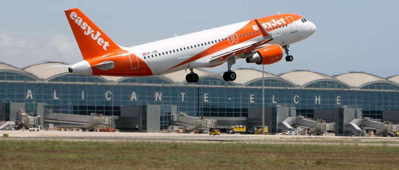 Un avión de la compañía Easyjet despegando en el aeropuerto de Alicante-Elche