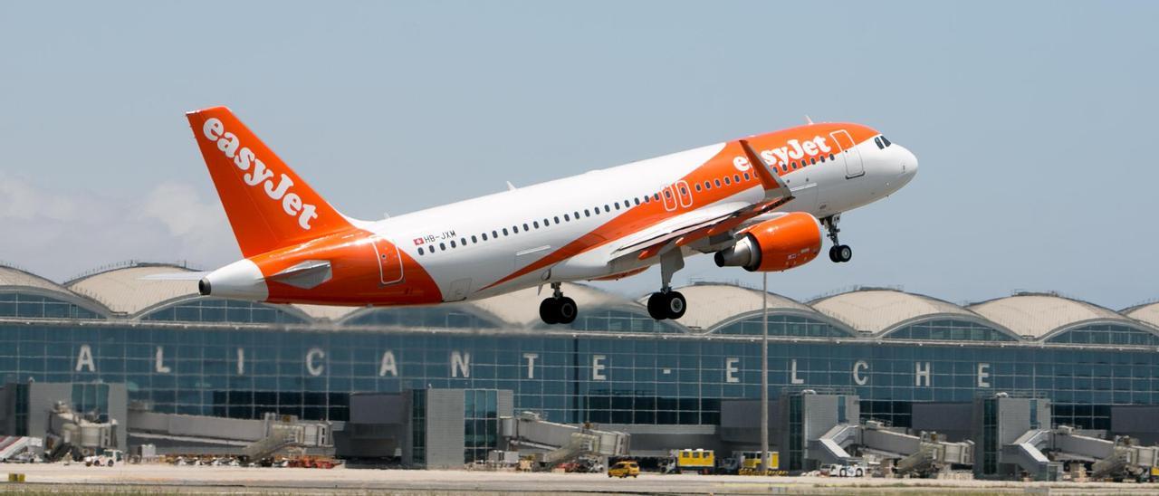 Un avión de la compañía Easyjet despegando en el aeropuerto de Alicante-Elche