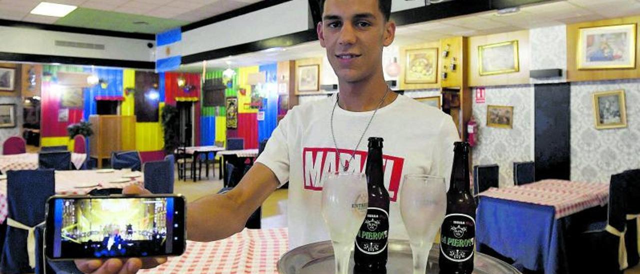 Hamza Baya es camarero en una de las pizzerías La Pierotti de Murcia y participó en el programa Got Talent.  ISRAEL SÁNCHEZ