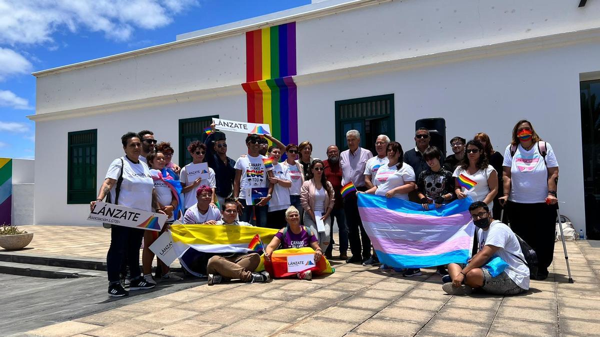 Lona en la fachada del Ayuntamiento de Tías por la celebración del Día del Orgullo LGTBI en 2022.