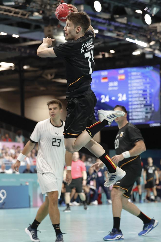  El extremo izquierdo de España Daniel Fernández lanza ante los alemanes durante el partido de balonmano masculino del grupo A de los Juegos Olímpicos de París 2024, disputado en el South Paris Arena de París.