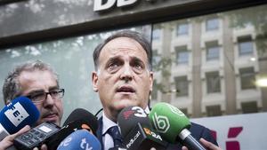 Tebas habla con la prensa antes de demandar a la AFE en la Audiencia Nacional.