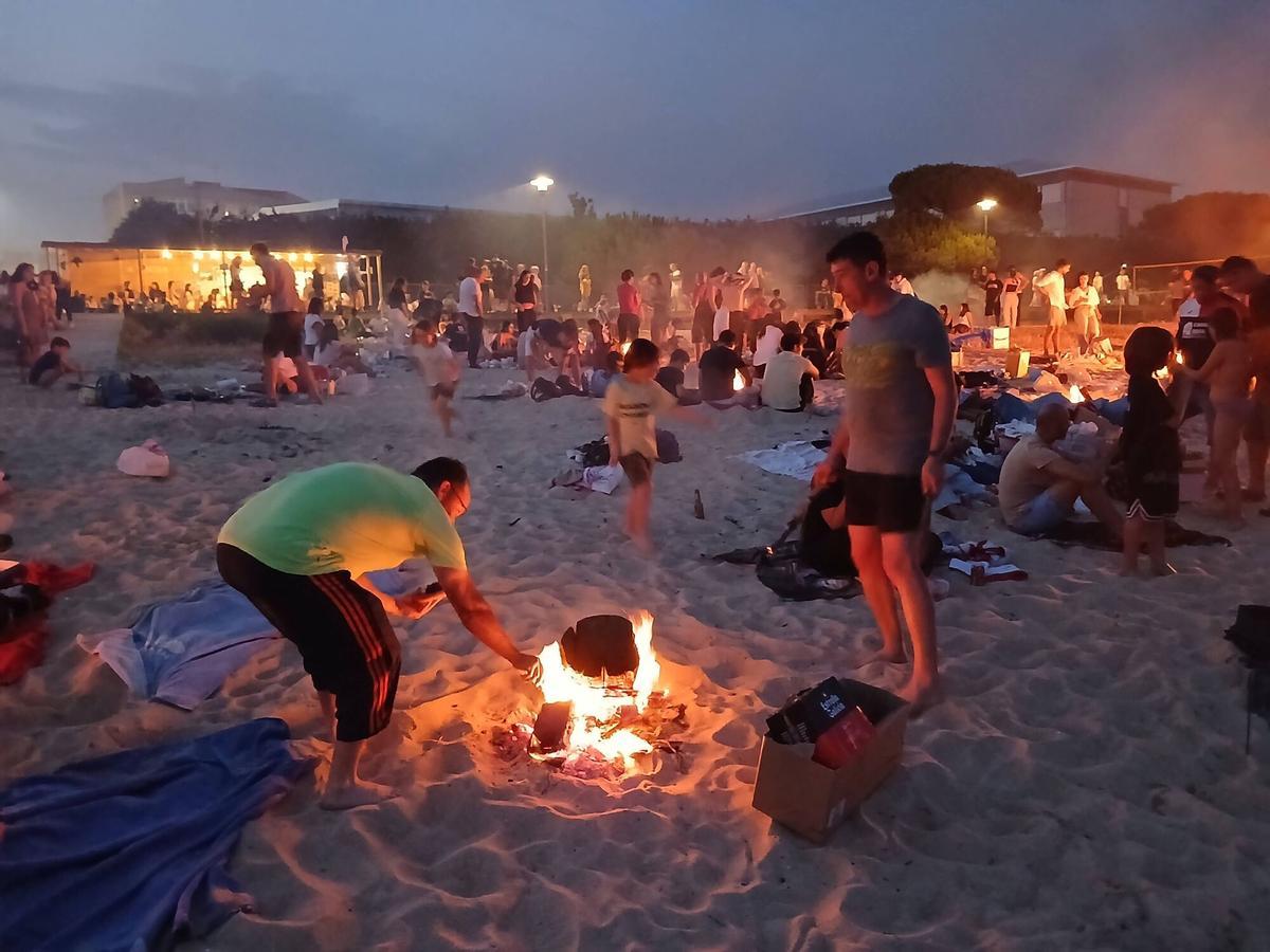 La noche de San Xoán en la playa de Rodeira, en Cangas. La noche de San Xoán en la playa de Rodeira, en Cangas.