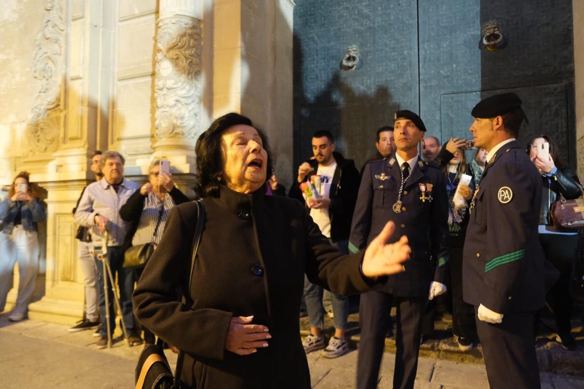 Una mujer canta una saeta junto a Santa María.