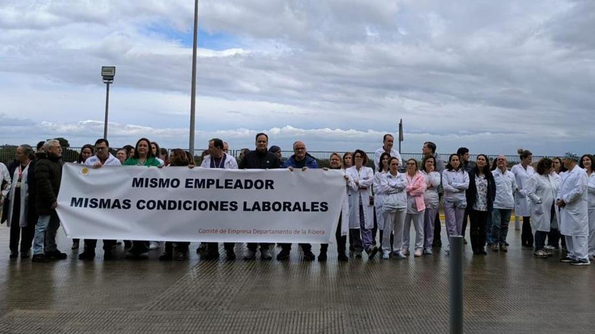 Concentración de trabajadores este viernes a las puertas del hospital.