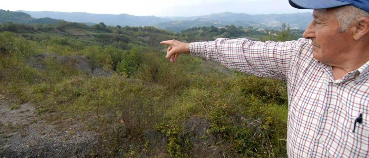 Arturo Zapico señala una zona sin restaurar de la mina de La Matona.