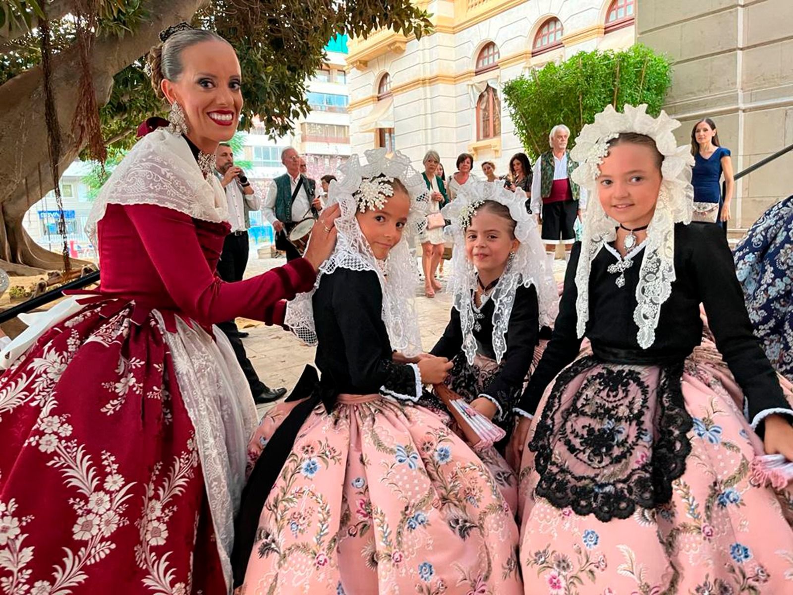 Arrancan las presentaciones de Belleas con la hoguera Diputació-Renfe