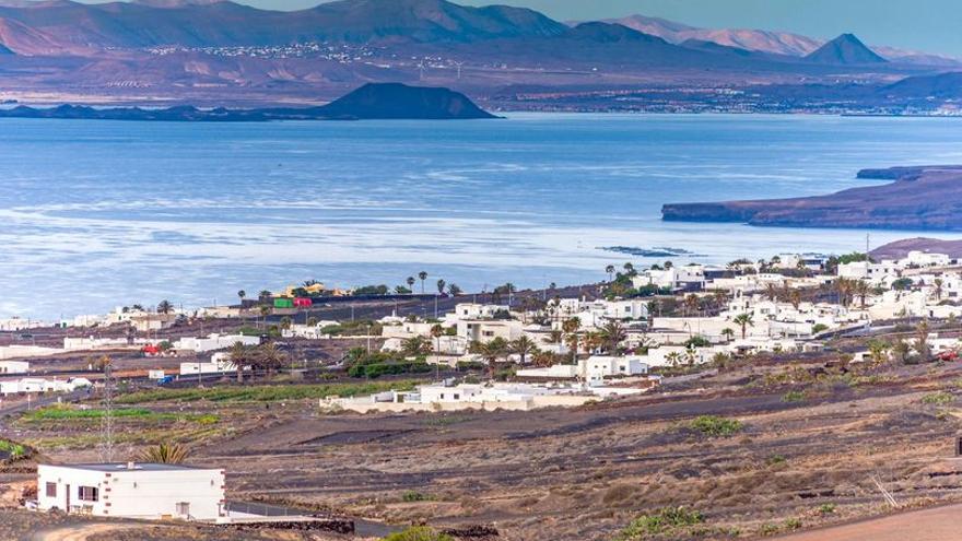 ¿El fuerte calor de la Península llegará esta semana a Canarias? En la foto, vista de las siluetas de Fuerteventura y Lobos (Fuerteventura) al fondo desde el pueblo de Mácher (Lanzarote).