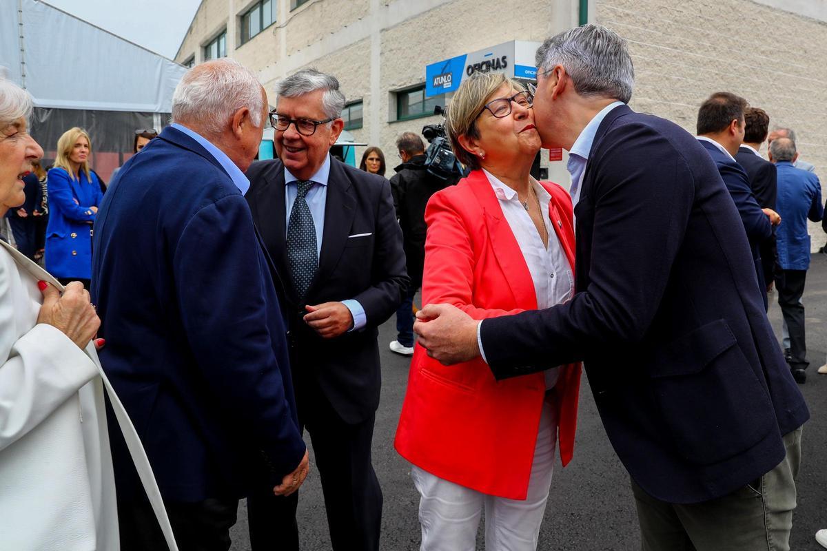 El saludo entre la conselleira de Mar, Rosa Quintana, y el alcalde de O Grove, José Cacabelos.
